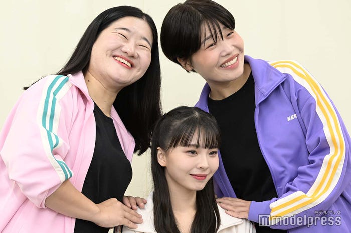 (左から)よしこ、川口ゆりな、まひる(C)モデルプレス