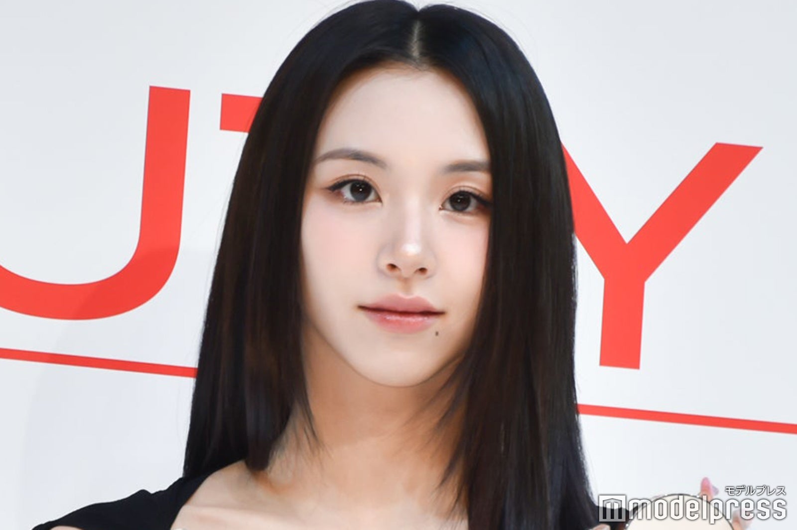 TWICEチェヨン、美ウエスト際立つへそ出しルックに反響「夏っ