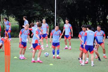 サッカー日本代表 練習2日目に丸刈り姿の選手が突如グラウンドに現れる ゴール量産のストライカー