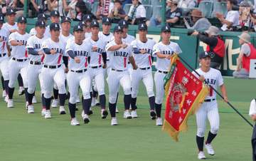 夏の甲子園 熊本の有明に大きな拍手 被災者に黙とうも 49代表が開会式で入場行進