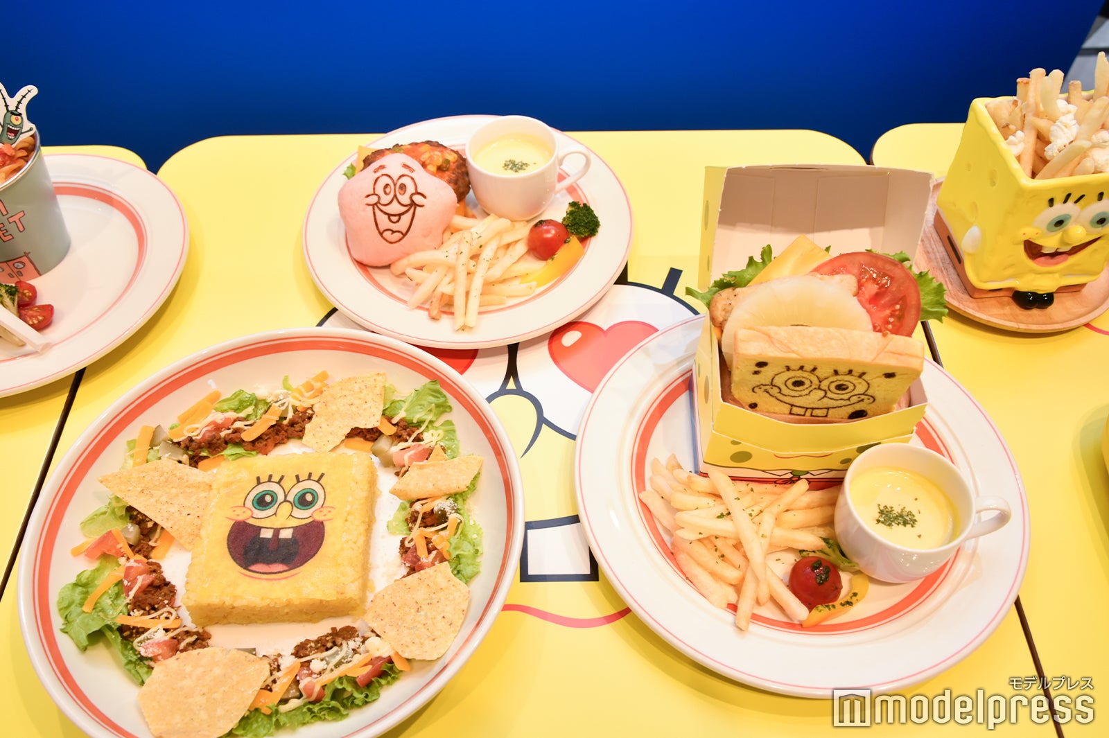 スポンジ・ボブのキャラクターがモチーフになったフード（C）モデルプレス