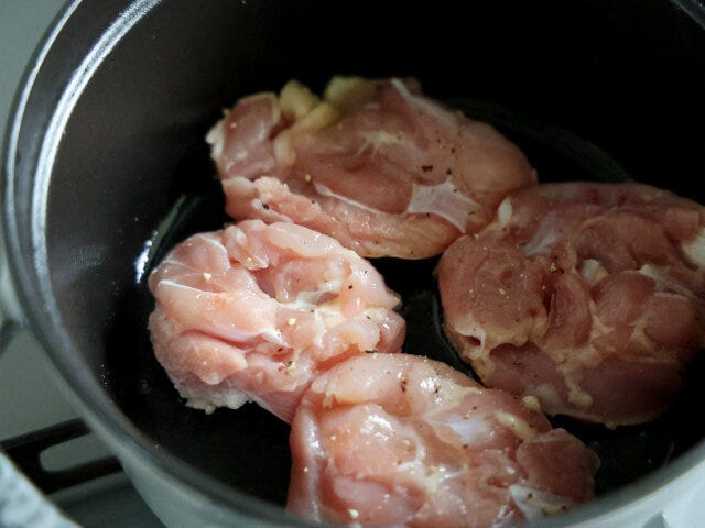 厚手の鍋または深めのフライパンにオリーブオイルをひき、①を皮目から入れ、火を点けたらほんのり色づくまで焼く。