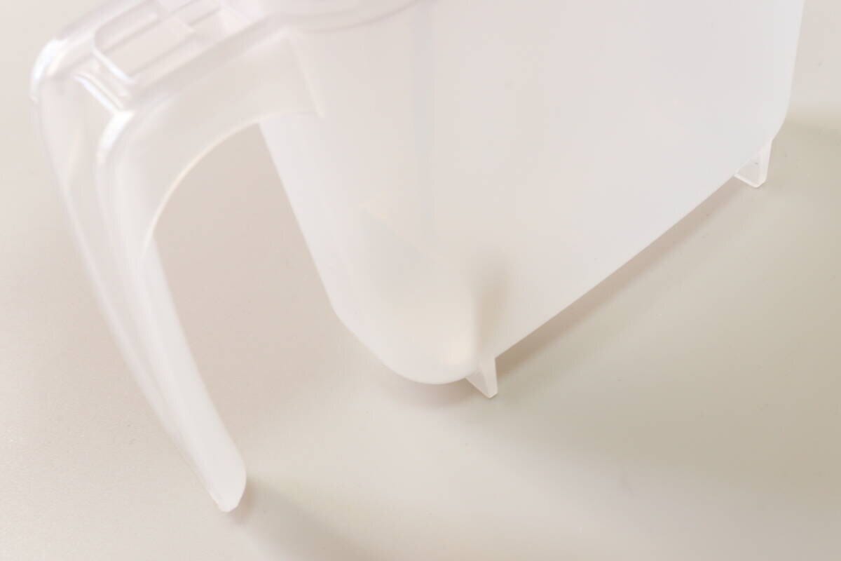 ダイソーの角までフィットしてすくえる調味料ケースは足付き