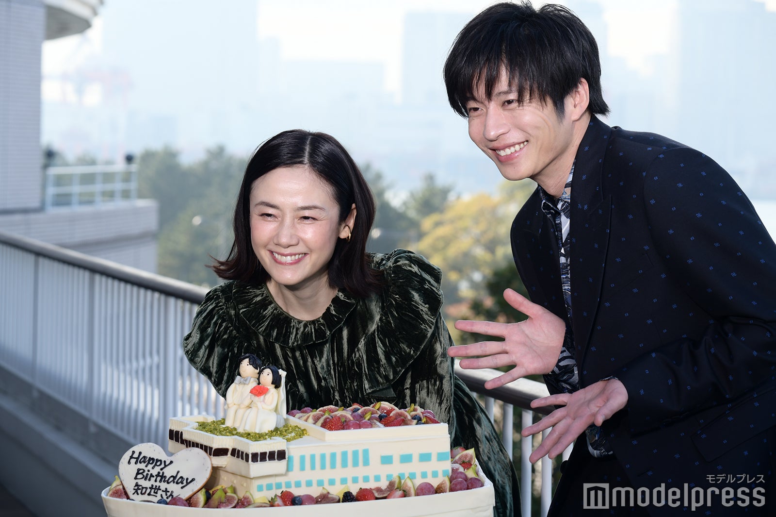 バースデーケーキとともにフォトセッションに応じる原田知世、田中圭 （C）モデルプレス