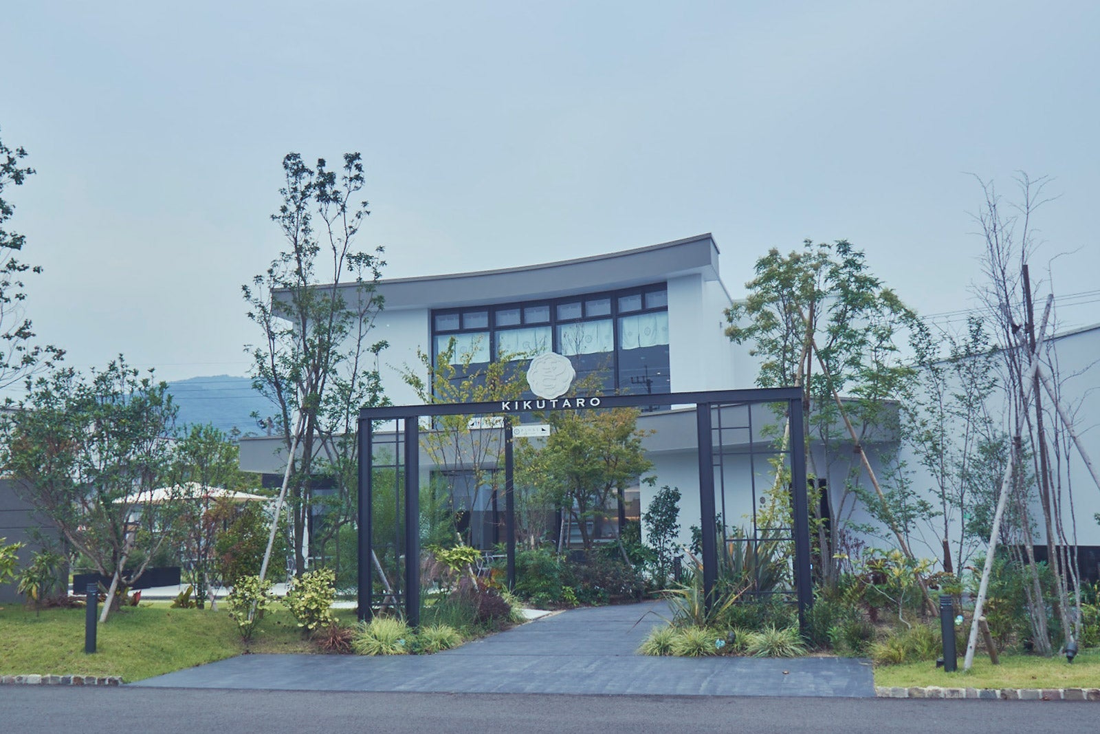 きくたろうの外観。「ここが和菓子屋さん？」と思うほど、スタイリッシュな趣！（C）モデルプレス