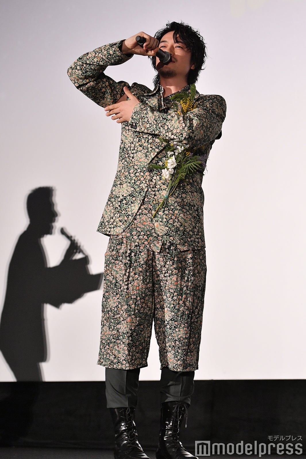 脇チラを恥ずかしがる斎藤工 （C）モデルプレス