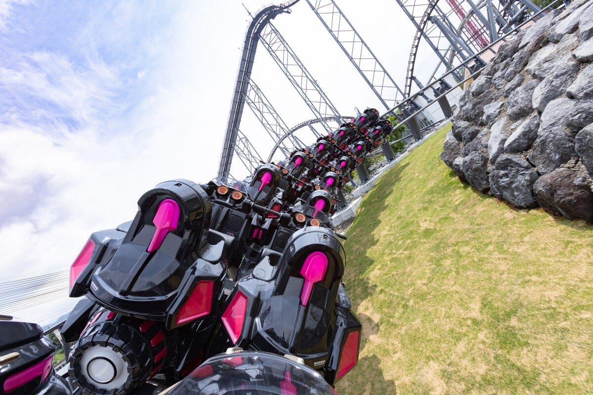 岩のまわりを高速で地面すれすれに走ります