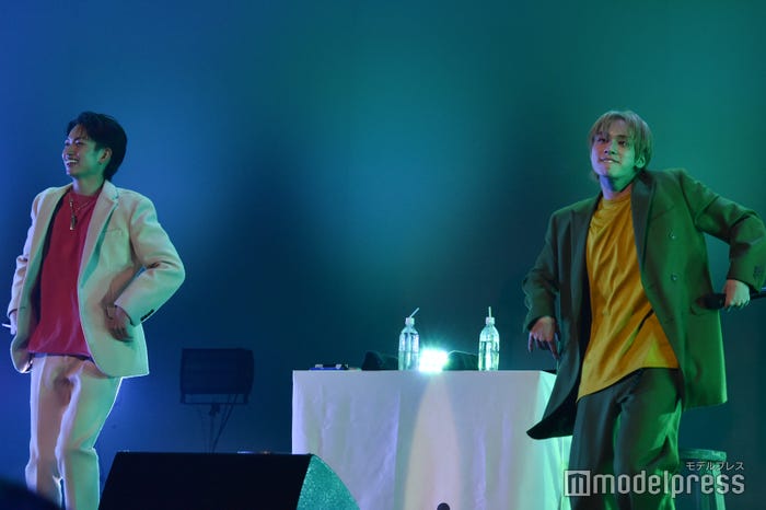 8LOOM楽曲をパフォーマンスする綱啓永、山下幸輝「ホミパリ Twenty-2 Birthday Zepp Tour」(C)モデルプレス