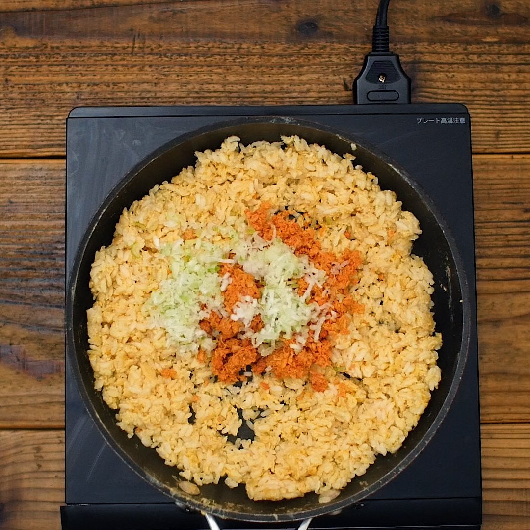 パラパラ食感 鮭とレタスのチャーハン モデルプレス パラパラ食感 鮭とレタスのチャーハン モデルプレス