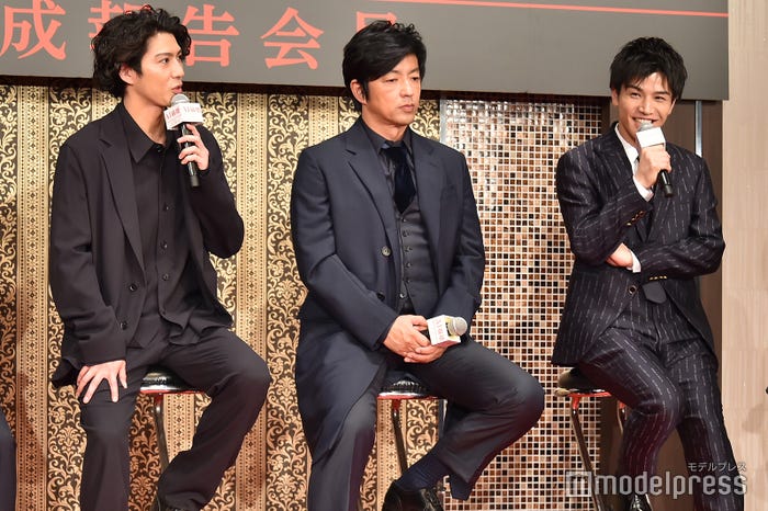 岩田剛典(右)と「同い年でこうも違うか」と自虐した賀来賢人(左)(C)モデルプレス