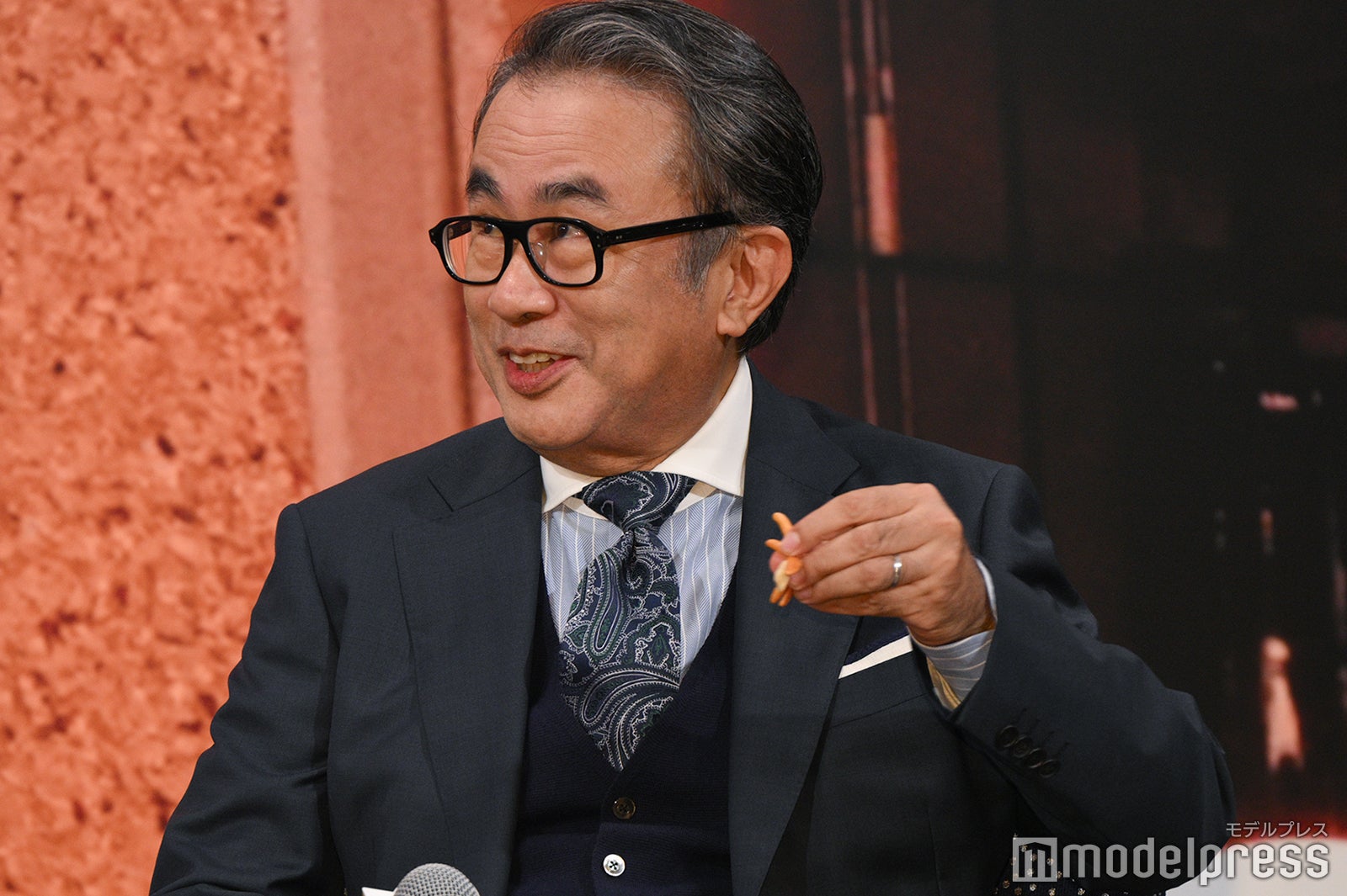 柿の種を食べる三谷幸喜（C）モデルプレス