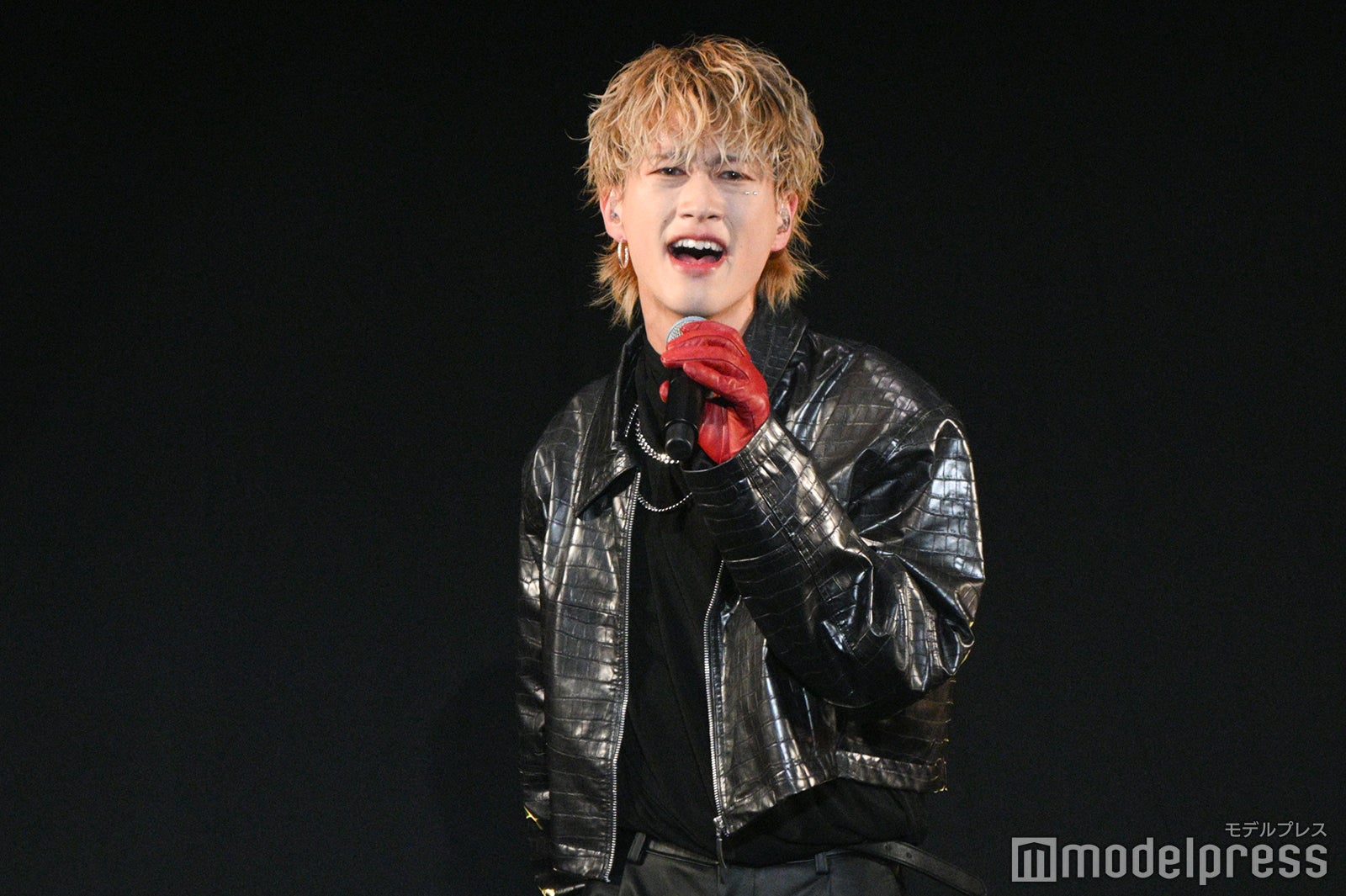 BUDDiiS、全身ブラック衣装で妖艶な魅力放出 新曲「LOUD」も披露【TGC松山2024】