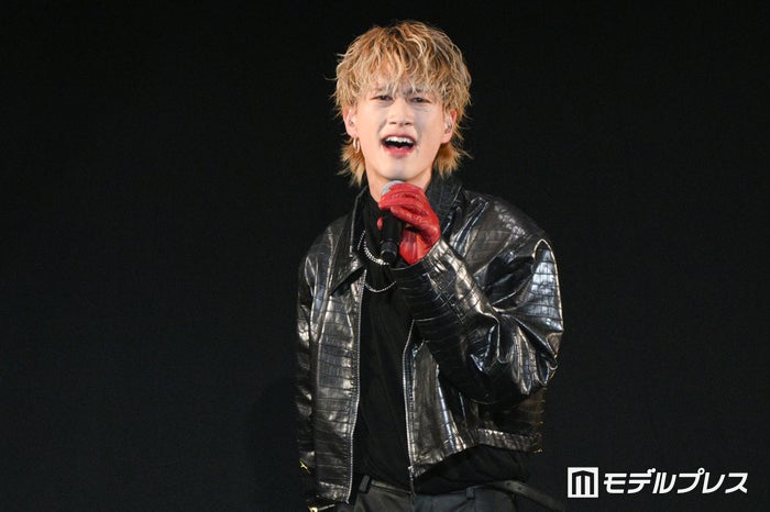 BUDDiiS、全身ブラック衣装で妖艶な魅力放出 新曲「LOUD」も披露【TGC松山2024】