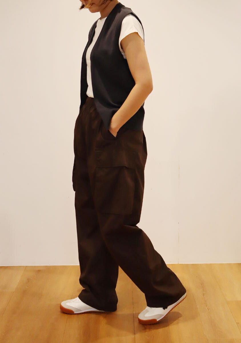 ユニクロユー　ニット　ベスト　コーデ　カーゴパンツ