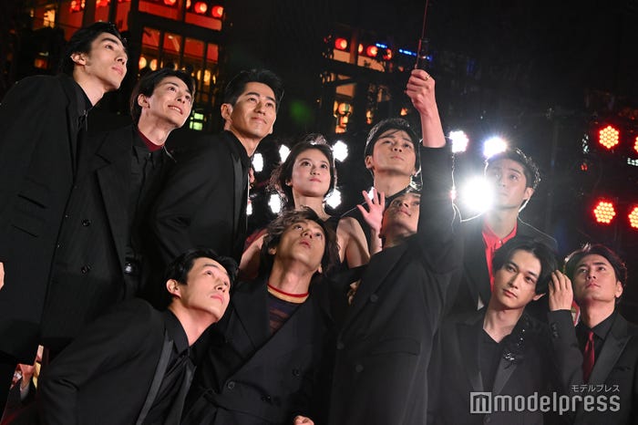 自撮りをするキャスト陣/東京リベンジャーズ2 血のハロウィン編 -運命-/-決戦-」プレミアムナイト レッドカーペットイベント(C)モデルプレス