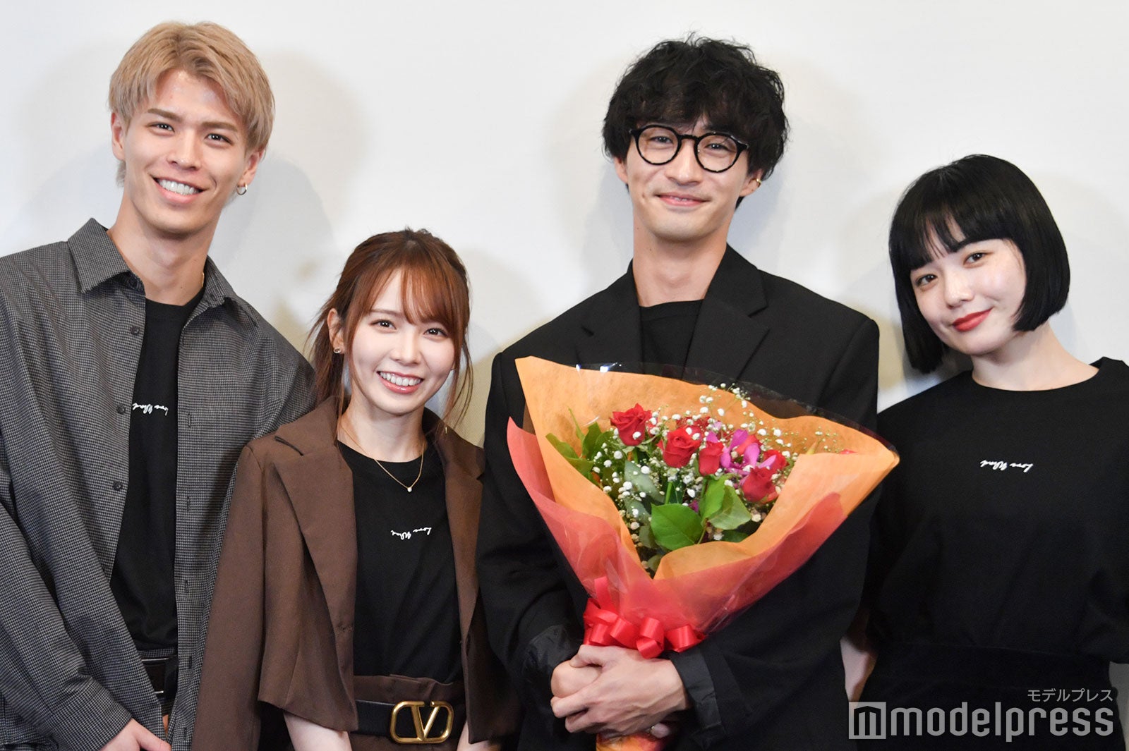 「VIVANT」で話題の古屋呂敏、2度目の個展開催 Netflix「オオカミ」メンバー3人がサプライズで駆けつける