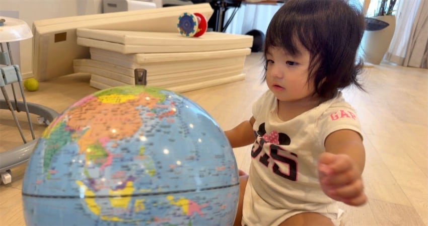 アレクサンダー、次女・グーちゃんが地球儀に興味津々「海外行く時いつも地球儀みて決めてます」
