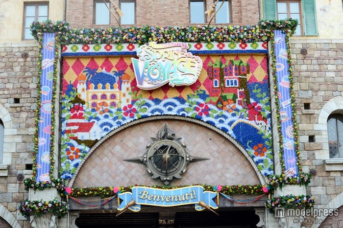 草花で彩られるエントランス/ディズニーシー