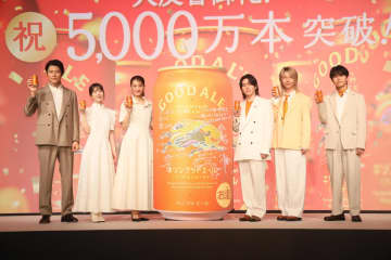 綾瀬はるか 熊入りサインに照れる「最近定着した」鈴木亮平ツッコむ「いつもより小さい！」