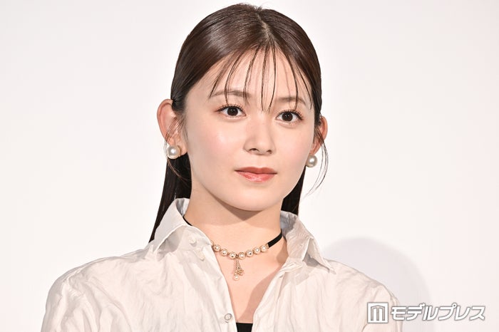 久間田琳加、白肌輝く美脚＆オフショル姿披露「スタイル抜群」「脚長すぎる」