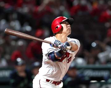 広島・野間 今季初スタメンで貴重犠飛「何とか食らいついて」 お立ち台で大歓声に「お久しぶりです」