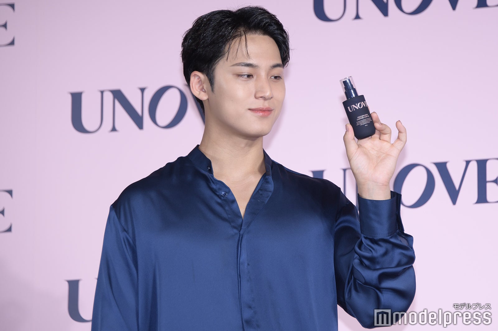 製品を見つめるミンギュ（C）モデルプレス