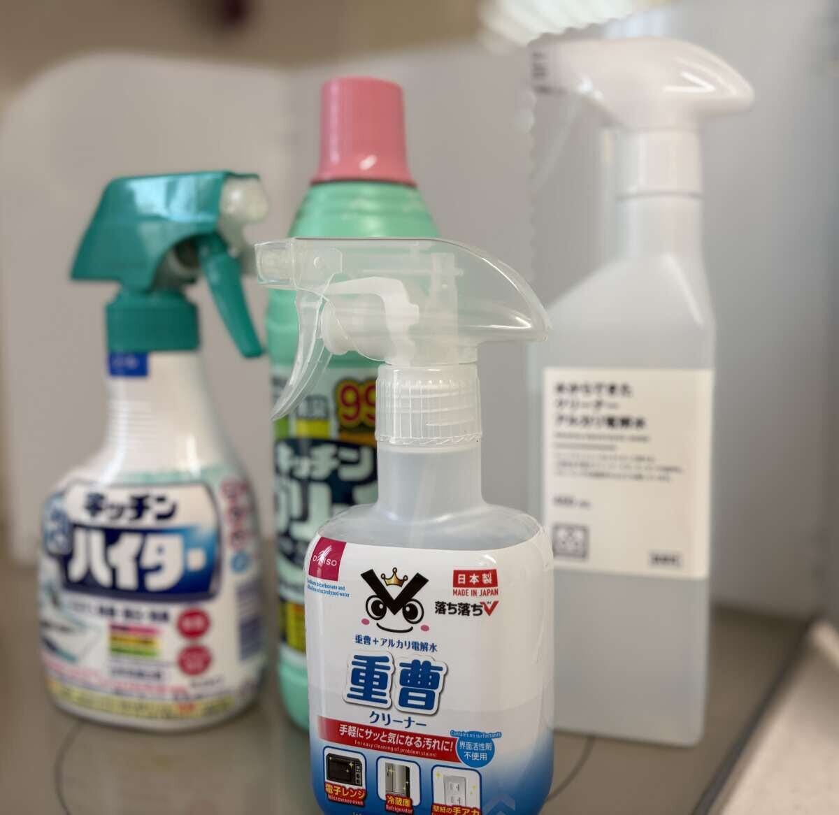 種類が増えてしまった洗剤やスプレーボトルが並ぶ様子