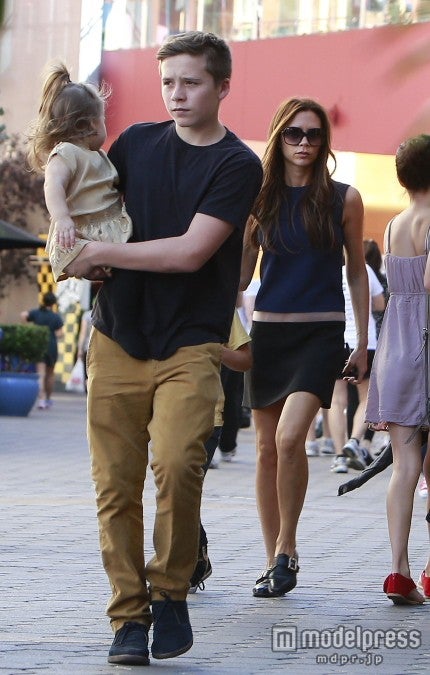 ヴィクトリア・ベッカムがフラットシューズで外出！　意外なふくらはぎに注目