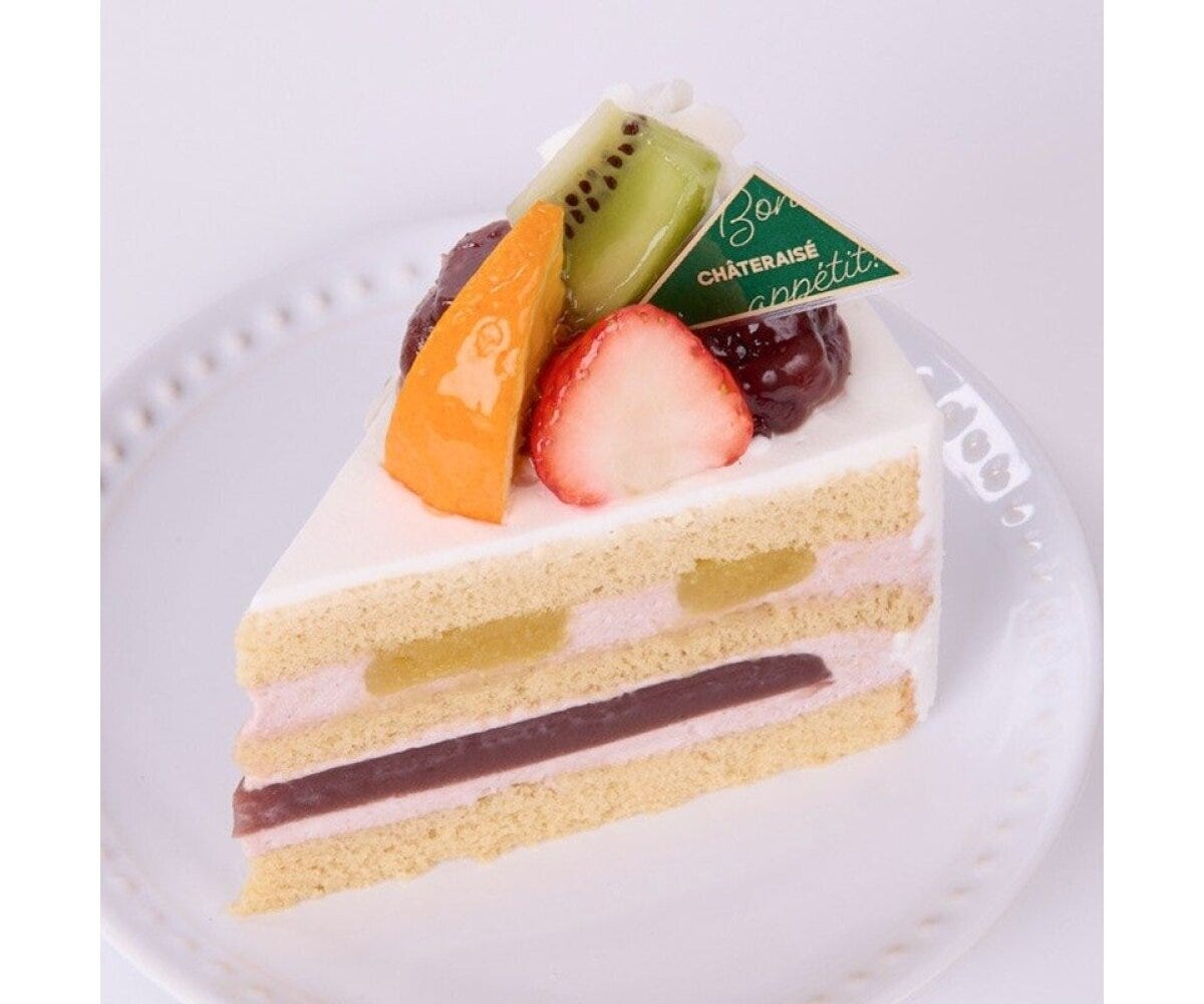 いちごやキウイが飾られたシャトレーゼのショートケーキ