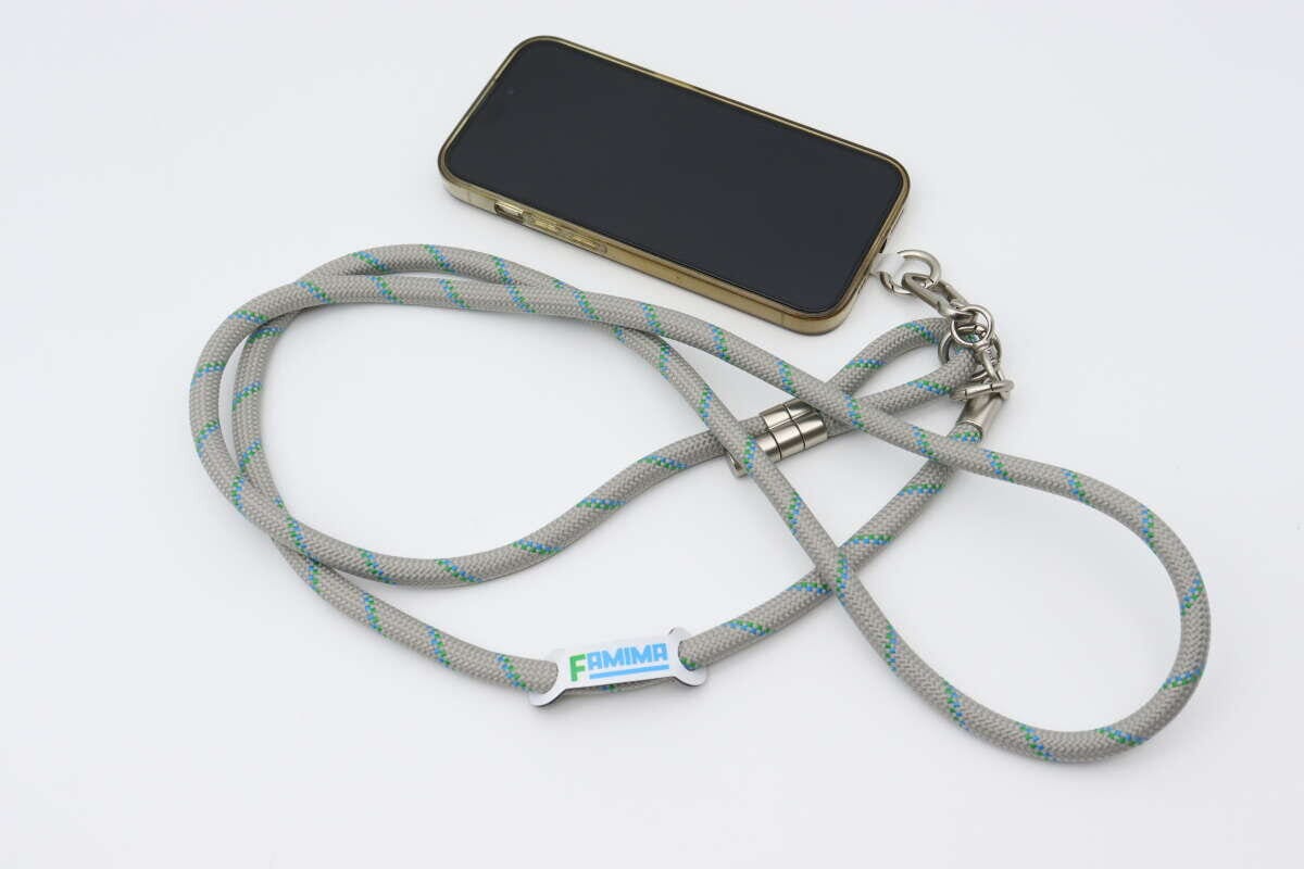スマートフォンに装着されたグレーのスマホストラップ全体