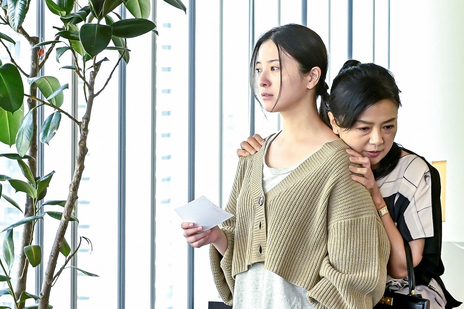 吉高由里子、薬師丸ひろ子／「最愛」第3話より（C）TBS