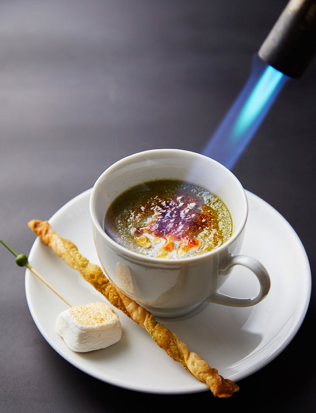 シェフが目の前で仕上げる抹茶クレームブリュレ／画像提供：ハイアット リージェンシー 大阪