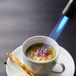 シェフが目の前で仕上げる抹茶クレームブリュレ/画像提供:ハイアット リージェンシー 大阪