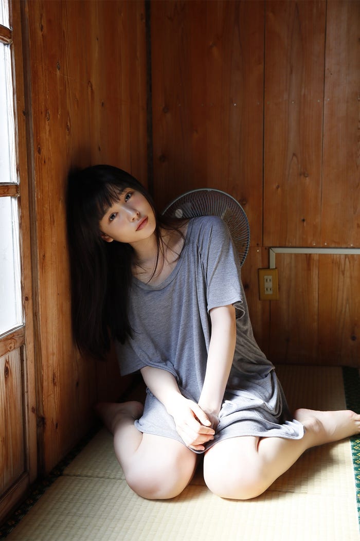 桜井日奈子/ファースト写真集「桜井日奈子です。」(KADOKAWA)より(画像提供:所属事務所)