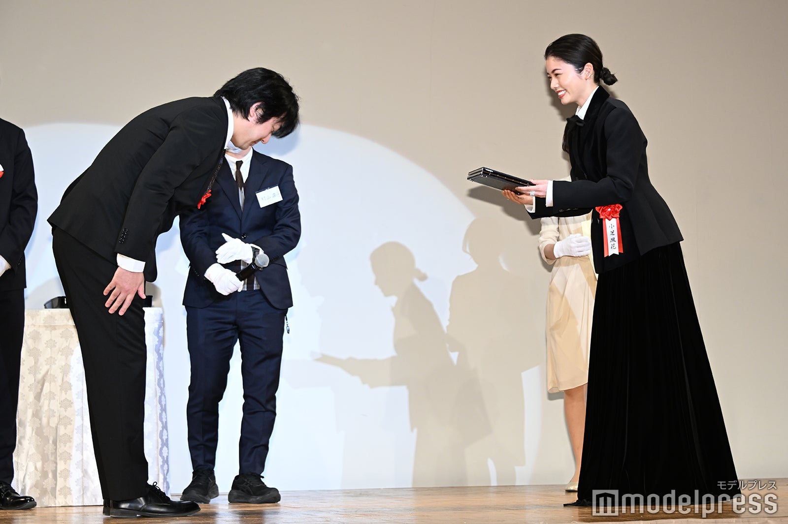 （右）小芝風花（C）モデルプレス