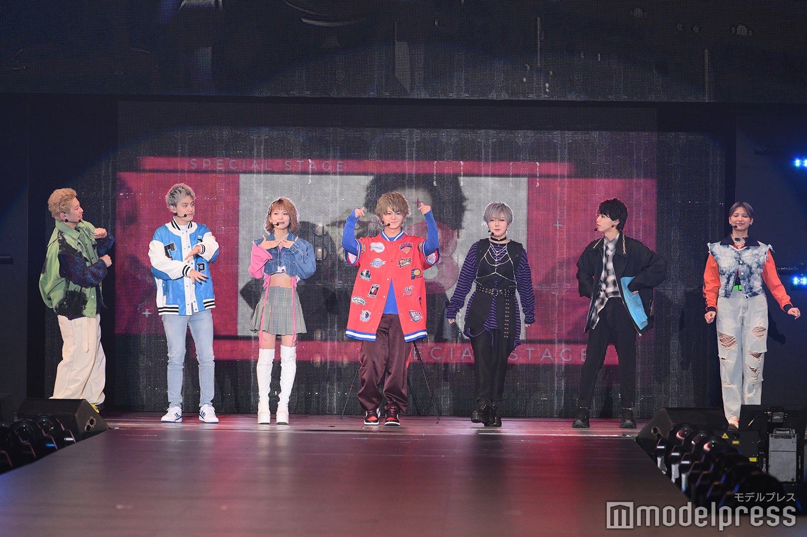 フォーエイト48／右がゑむ氏。（C）モデルプレス