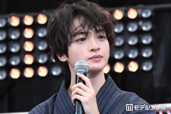 暑さ対策で後ろに置いてあった氷が気になる玉森裕太(C)モデルプレス