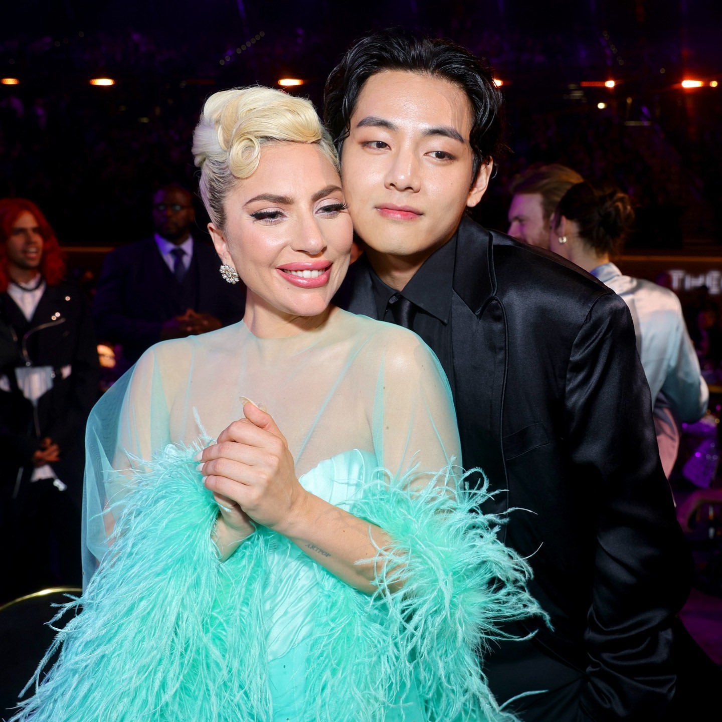 BTS・V、レディー・ガガと頬寄せて密着「グラミー賞」オフショットに反響「貴重」「眼福」