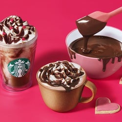 スタバ新作!バレンタイン限定フラペチーノ®は “とろける生チョコ” と “ザクザク” がキーワード