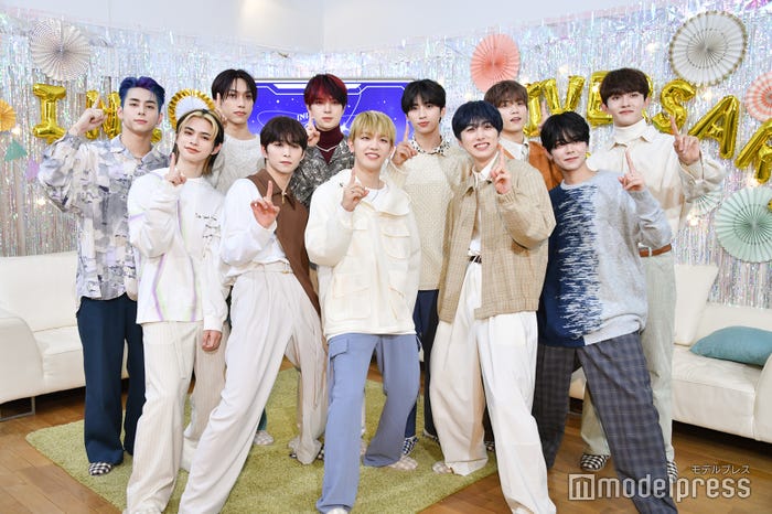 1周年にちなみ「1!」と元気よくポーズを決めるINI /(上段)池崎理人、佐野雄大、許豊凡、木村柾哉、田島将吾(下段)西洸人、松田迅、後藤威尊、高塚大夢、尾崎匠海、藤牧京介 (C)モデルプレス