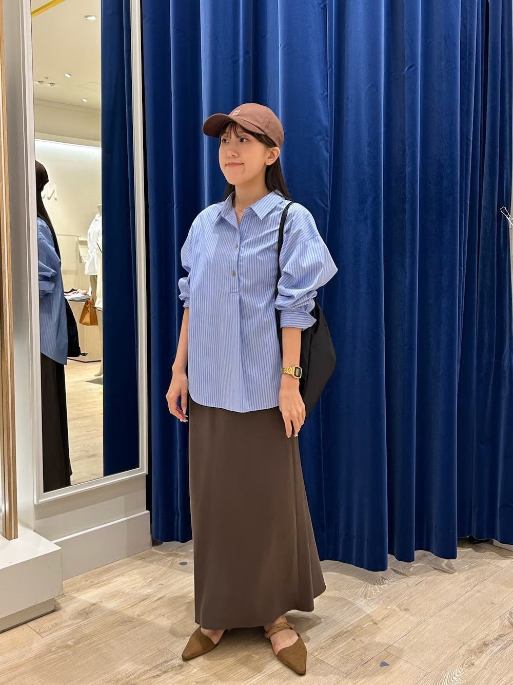 細身のシルエットと光沢感できれい見えするサテンスカート 出典:WEAR