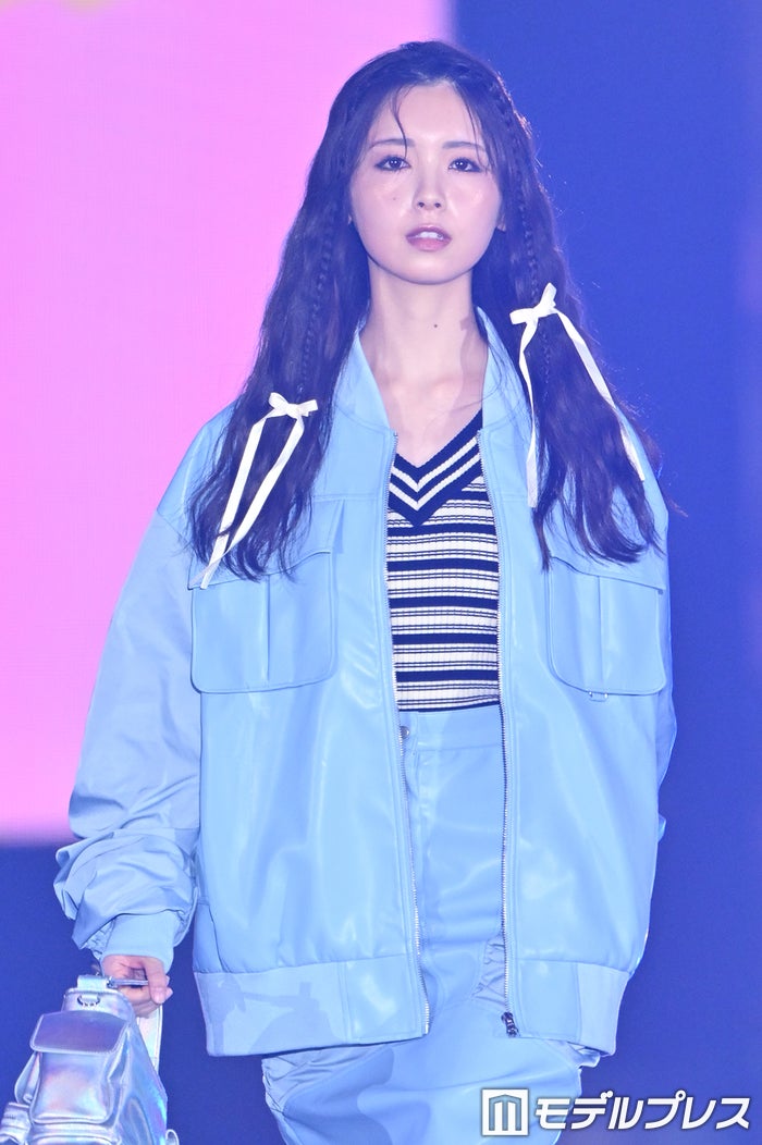 乃木坂46筒井あやめ、前髪アップ×囲み目アイラインで雰囲気ガラリ【GirlsAward 2024AW】