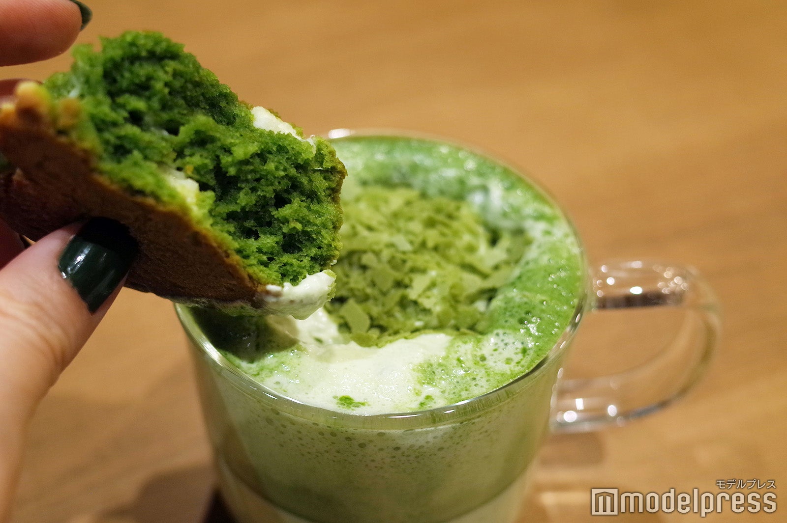 スコーンをビバレッジのホイップに浸しても◎（C）モデルプレス