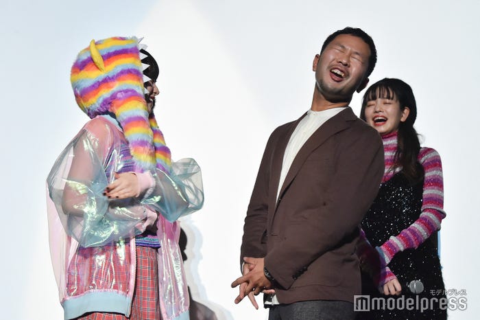 進藤丈広監督にビンタをする吉田凜音(C)モデルプレス