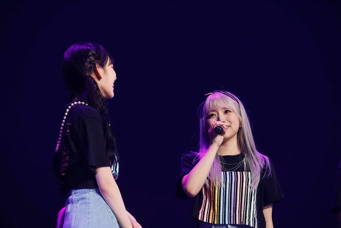指原莉乃に向けて感謝を伝える宮脇咲良、矢吹奈子(C)OFF THE RECORD