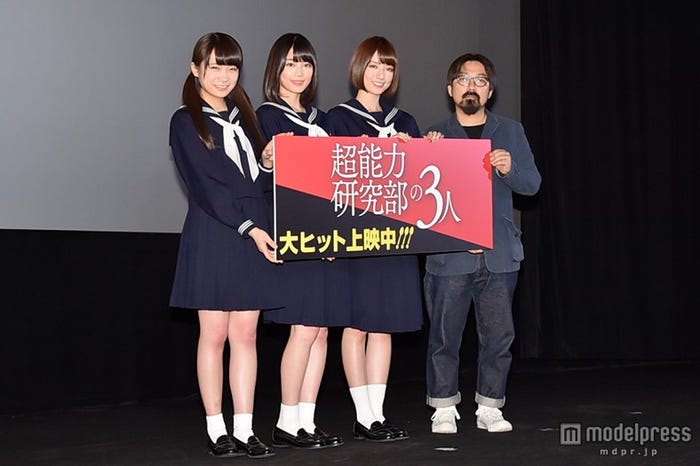 映画『超能力研究部の3人』初日舞台挨拶/左から:秋元真夏、生田絵梨花、橋本奈々未、山下敦弘監督