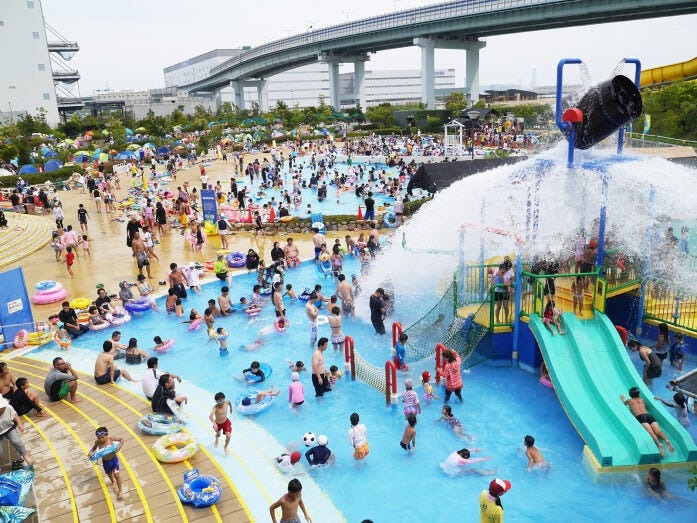 バケツからバシャーンと落ちてくる水は迫力満点