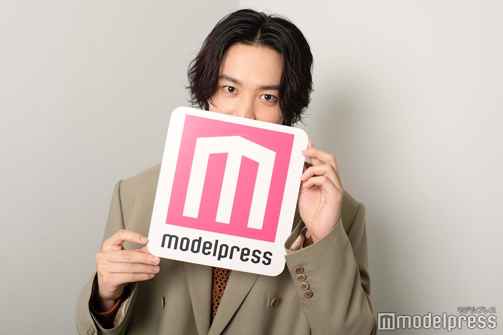 ロゴボードからひょっこり／鈴木仁（C）モデルプレス