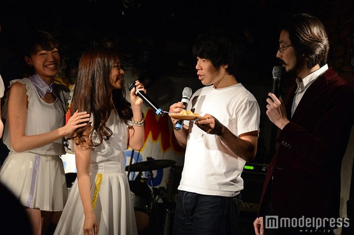 Re:ガールズが馬鹿よ貴方はへ手料理振る舞う(C)モデルプレス