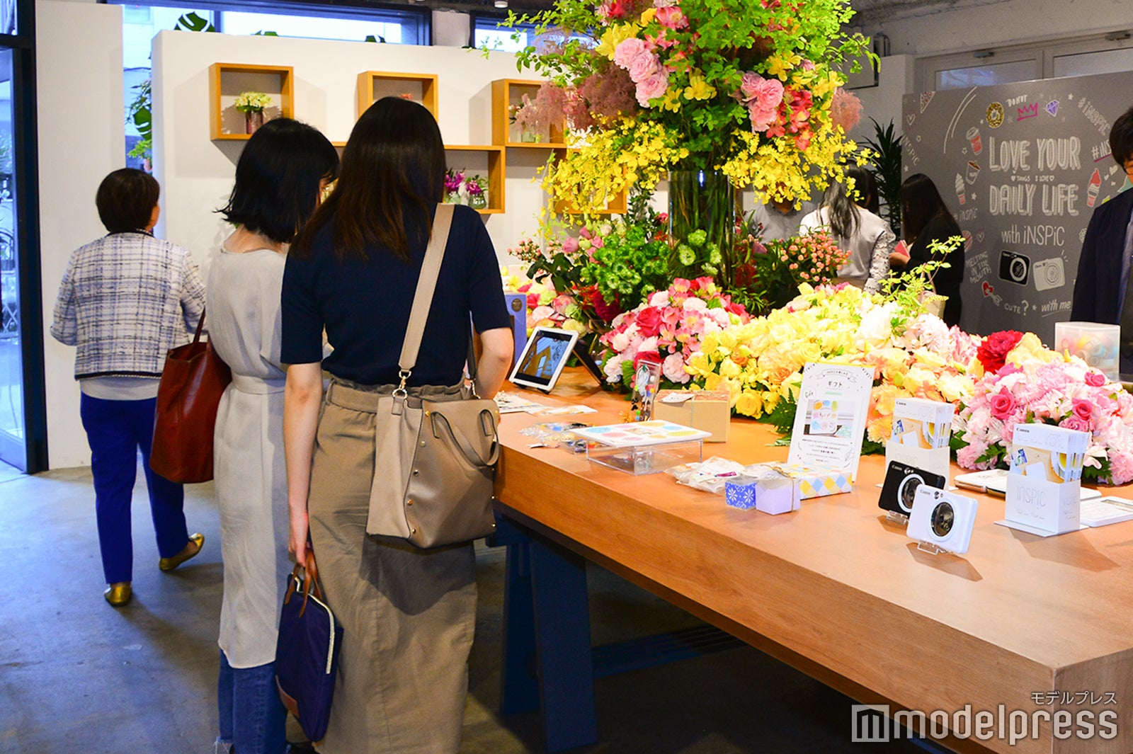 写真プリントのアレンジが並ぶ（C）モデルプレス